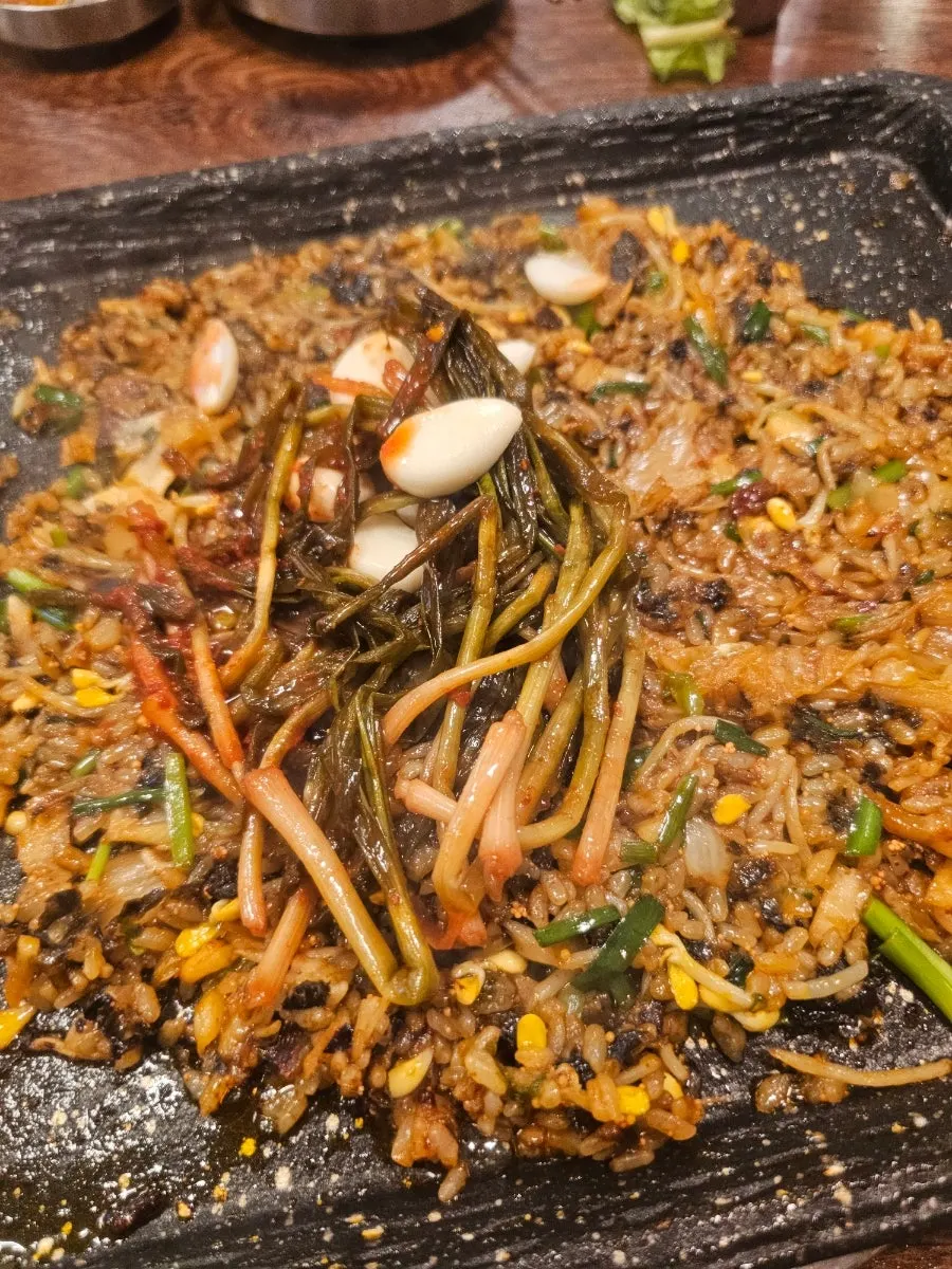 파김치 풍미를 더한 돌판 볶음밥