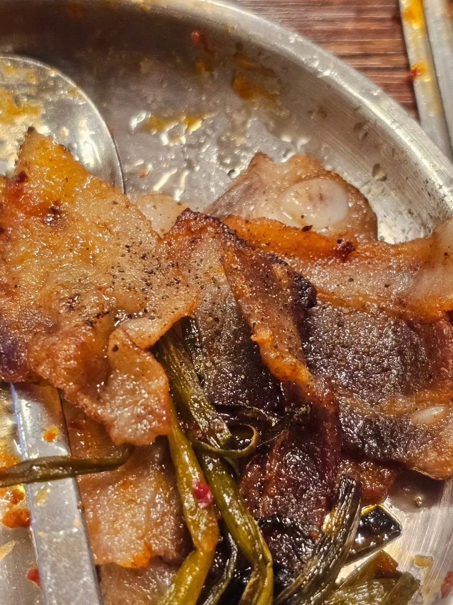 돌판에서 익는 냉동삼겹살