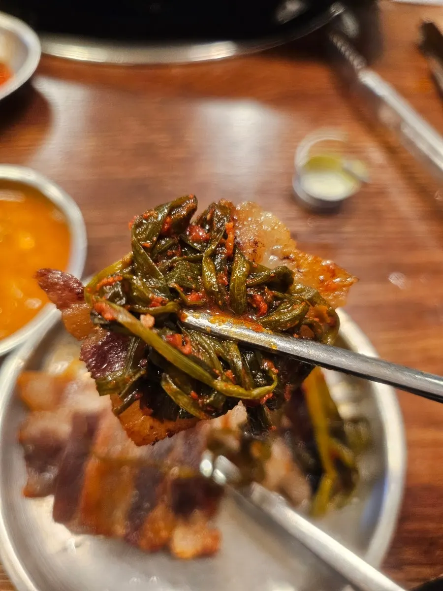 홍대 냉삼과 구운 파김치 조합