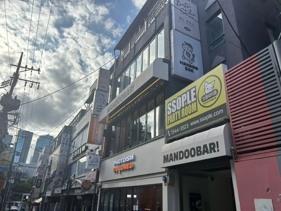 Visiting the MANDOO BAR store in Hongdae