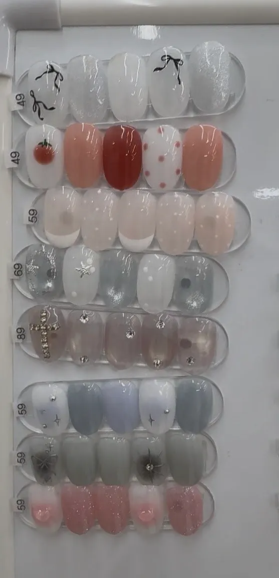손톱 중앙에 둥글게 퍼진 피치 치크 아트
