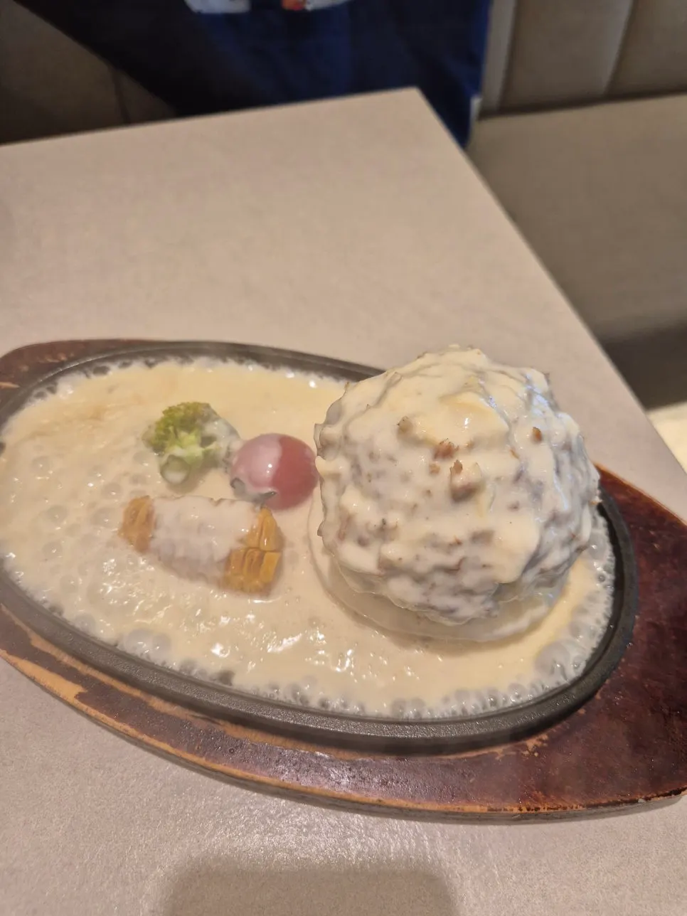 오밀 철판치즈카츠 비주얼