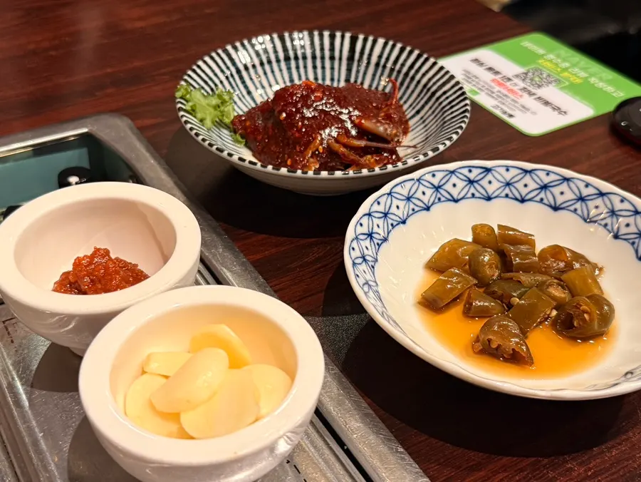 고기살롱 밑반찬으로 나온 매콤한 양념게장