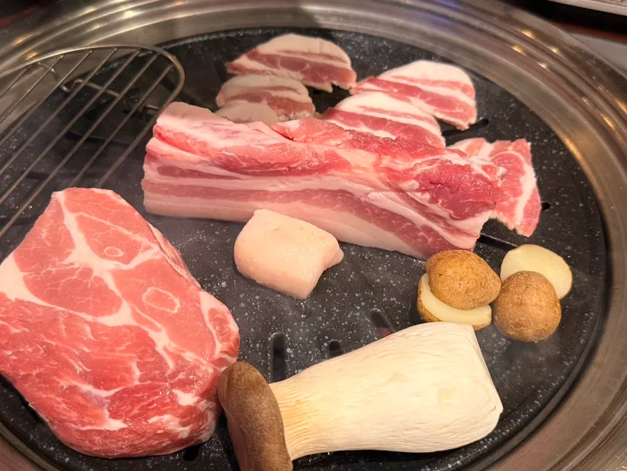 반찬으로 함께 나온 매콤한 비빔국수