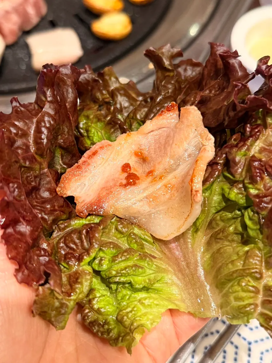 소금장에 찍은 생삼겹살 한 점