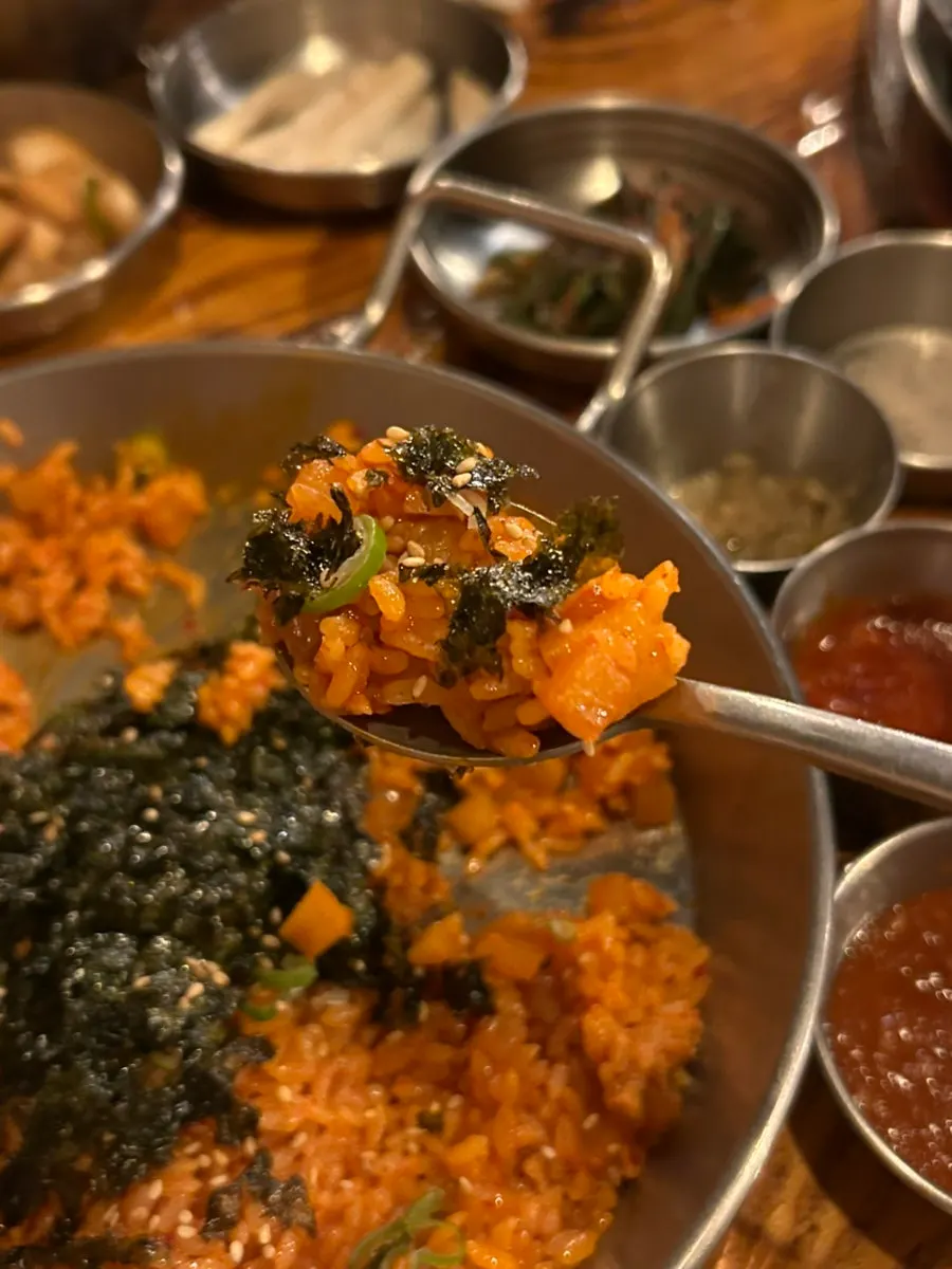 고기가 섞인 깍둑밥 한 숟갈