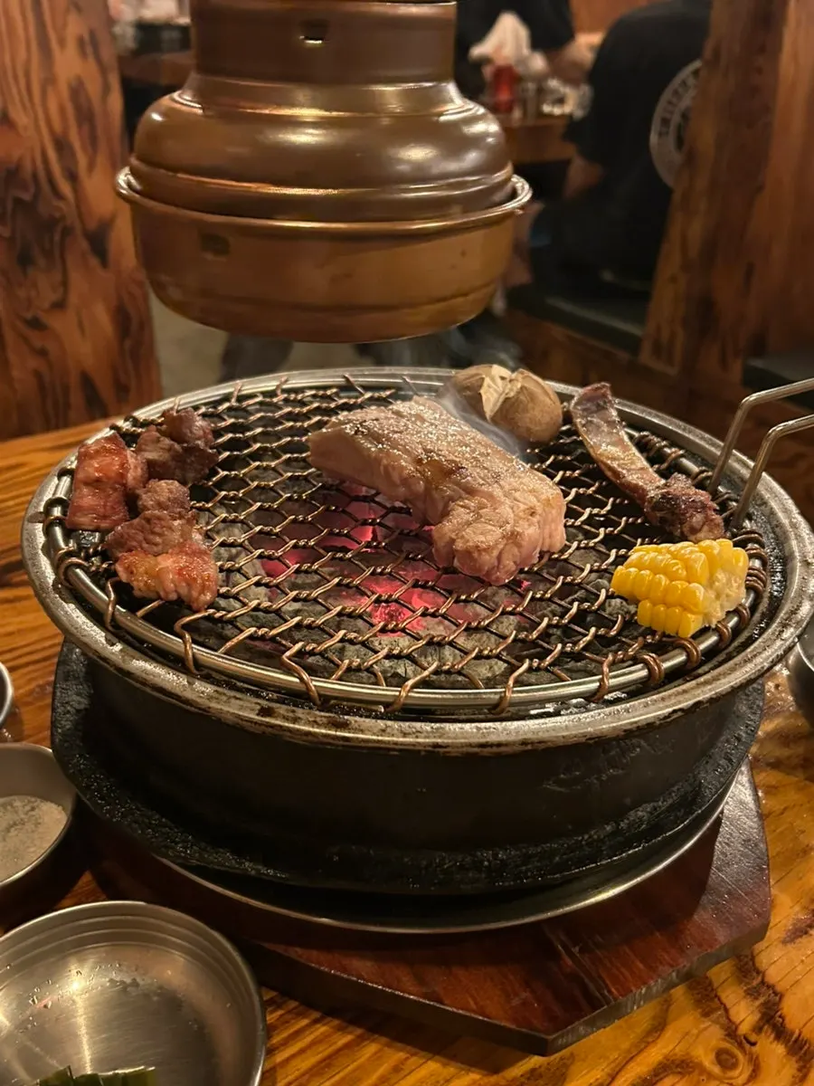 참숯 불판에 올려진 오겹살