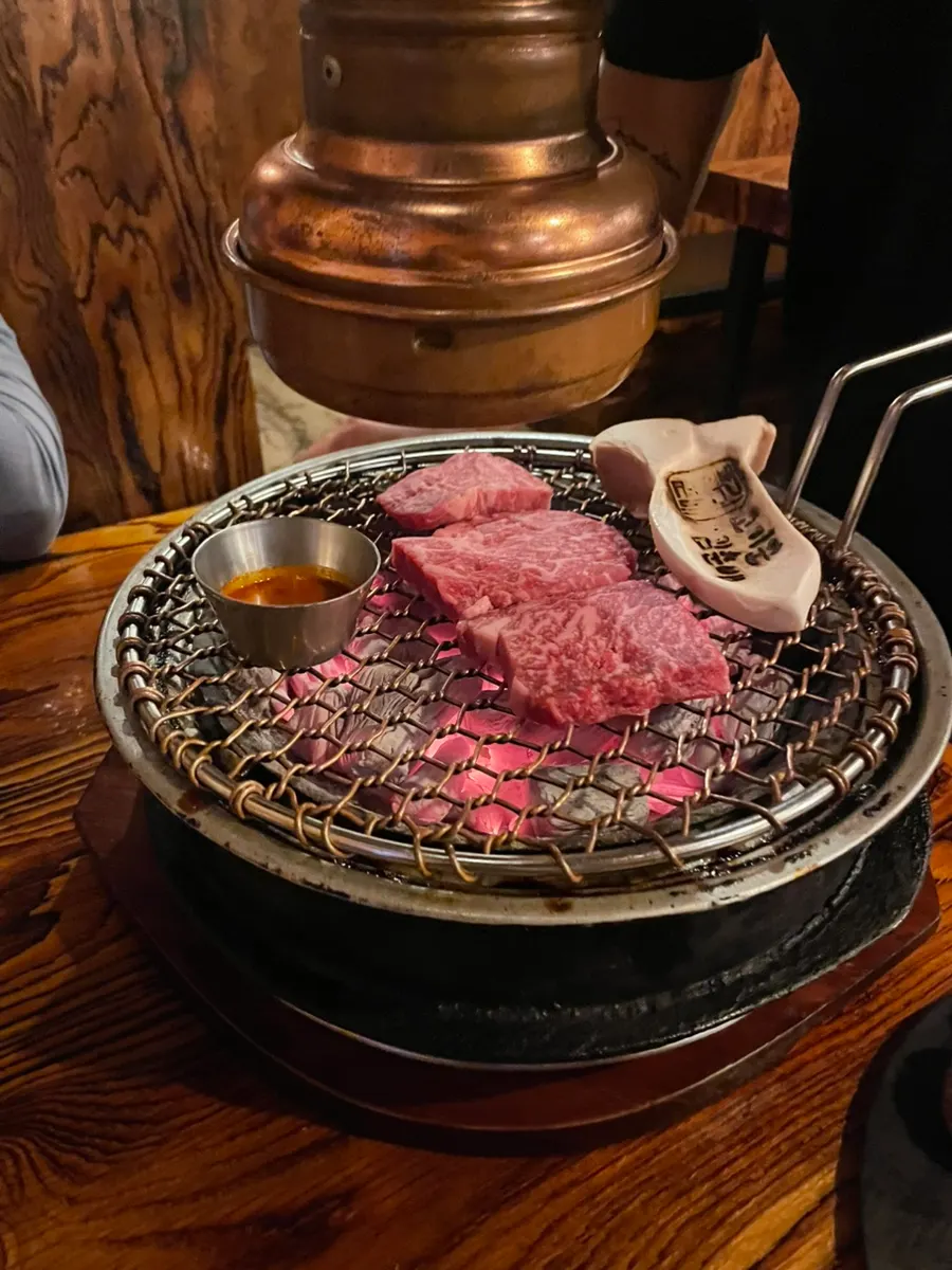 접시에 담긴 한우 등심
