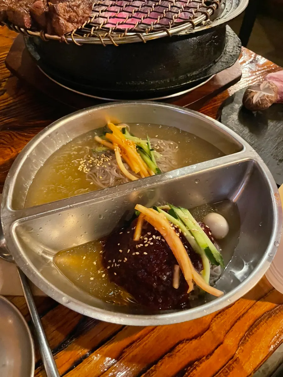 명이나물에 올린 고기 한 점