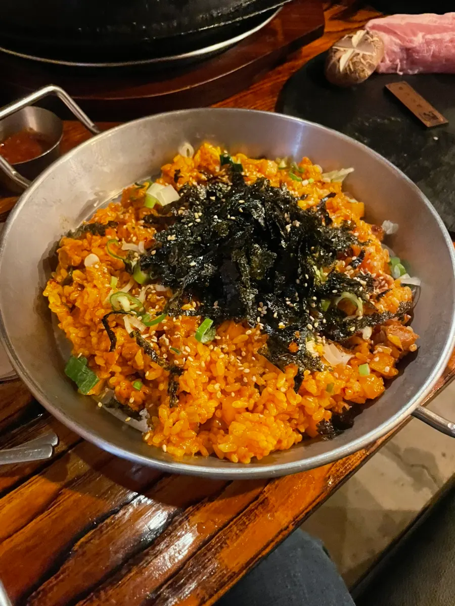 물냉면과 비빔냉면을 반씩 담은 반반냉면