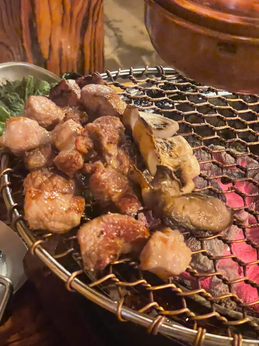 숯불에 구워진 한돈 삼겹살
