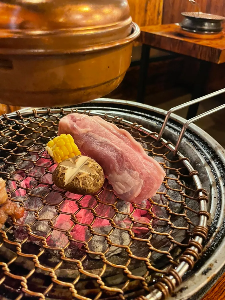 먹기 좋게 잘린 한돈 고기 접시