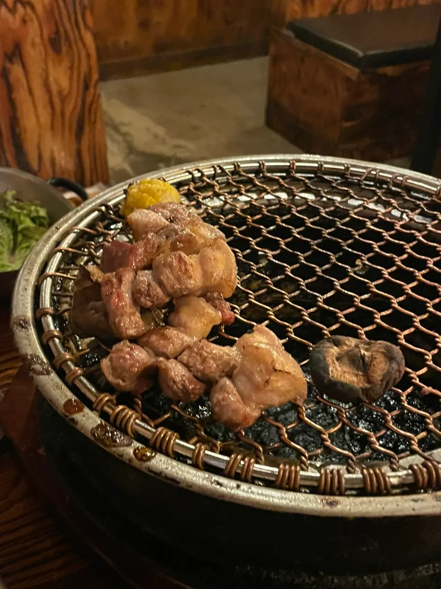 테이블 간격이 넉넉한 매장 내부