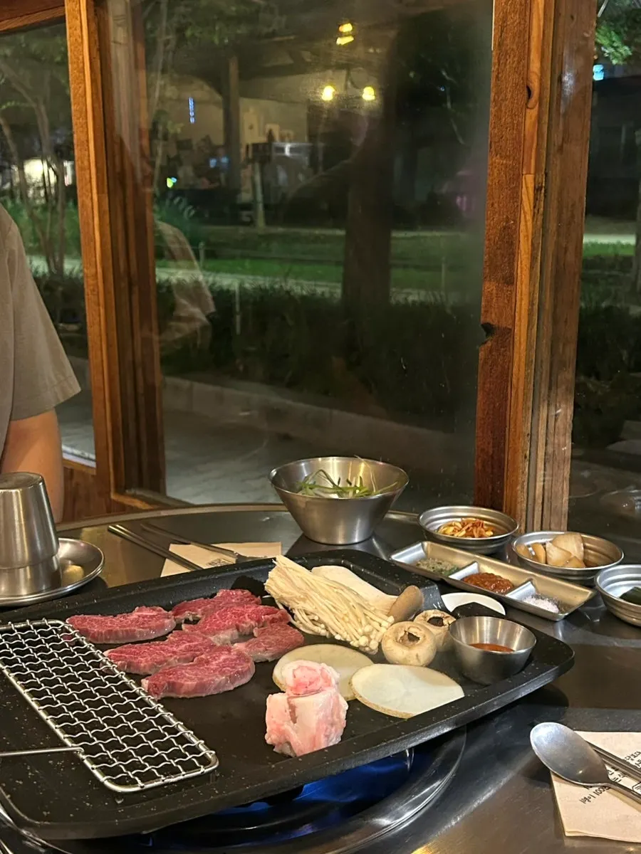 불판 위에서 익어가는 한우 갈비