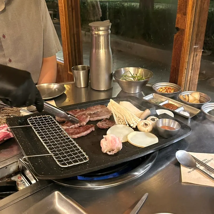 진한 육향의 갈비 구이 한 점