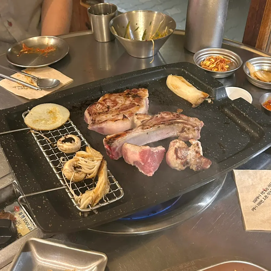 구워진 갈비와 목살이 놓인 불판