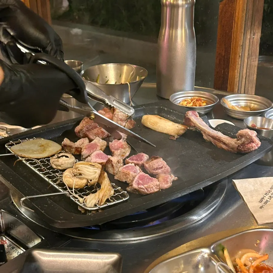 촉촉하게 익은 목살 한 점