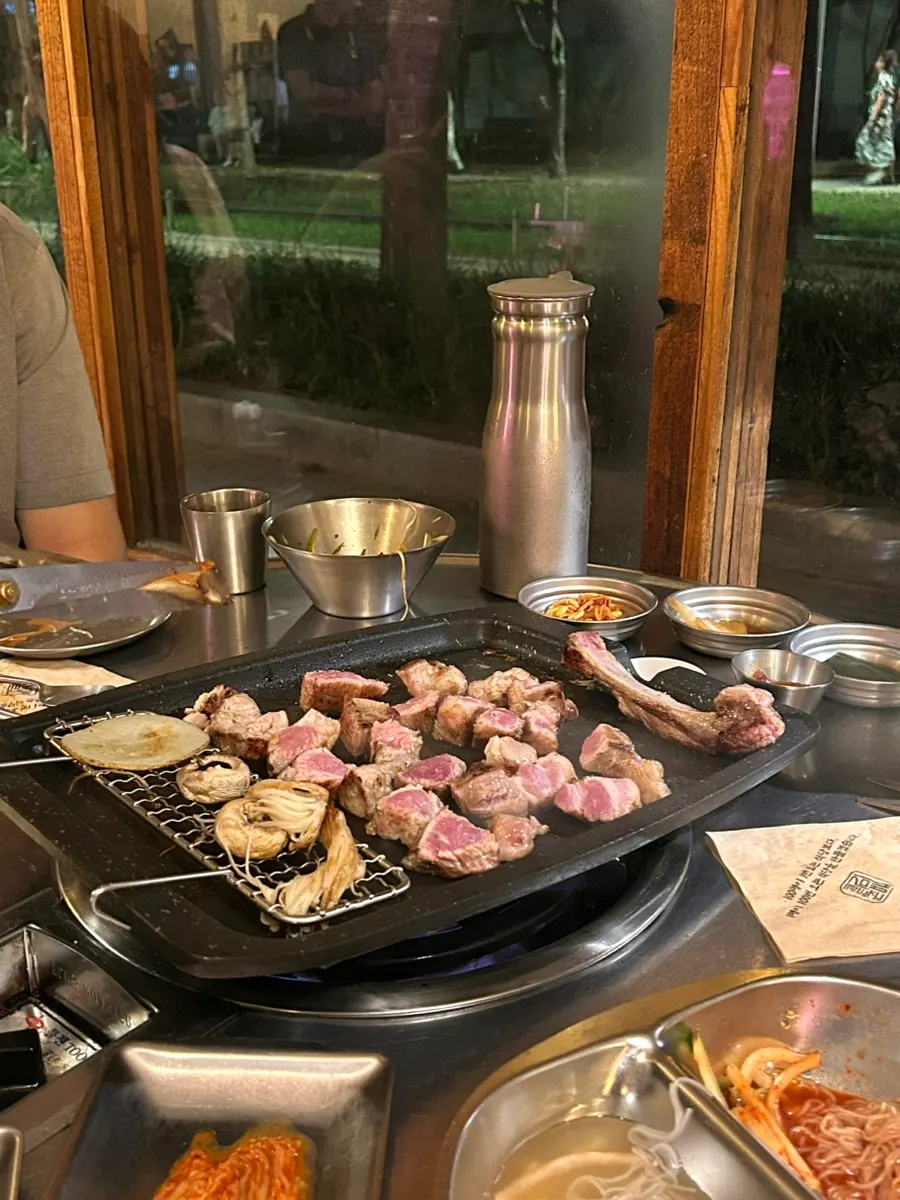 직원이 직접 고기를 굽는 고기꾼김춘배 테이블
