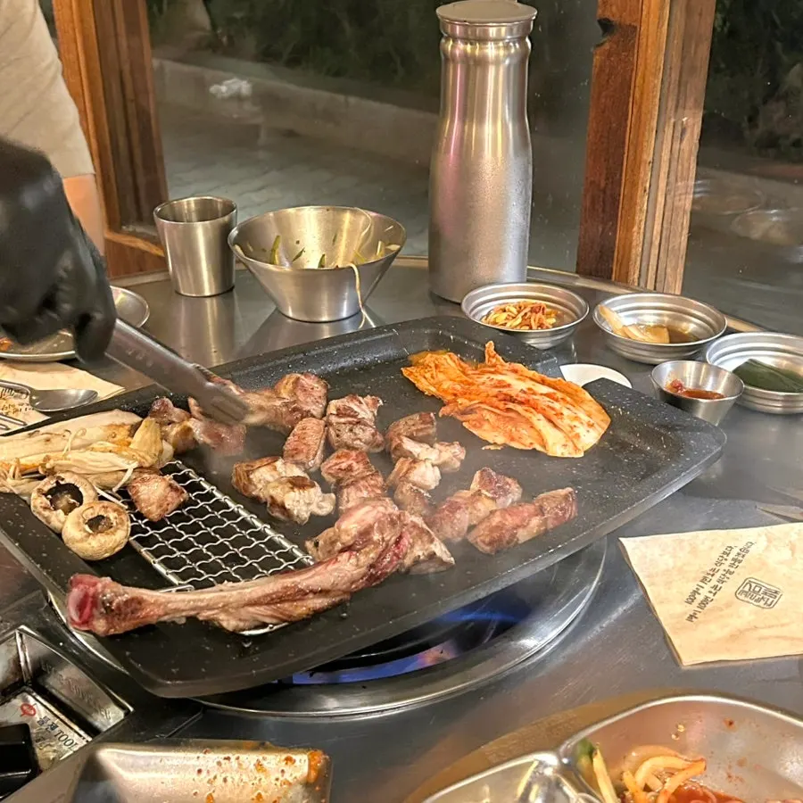 부위별 굽기를 맞춰 구워지는 고기