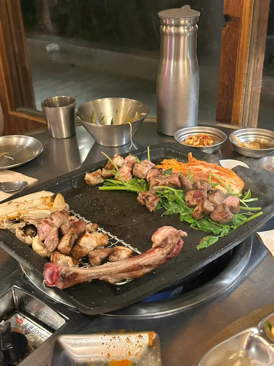구이 서비스가 진행되는 불판 클로즈업