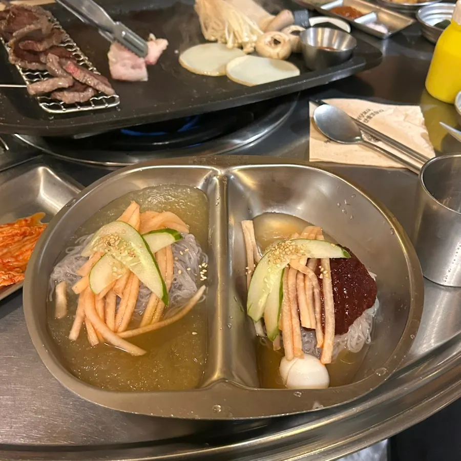 물냉과 비냉이 함께 담긴 반반냉면