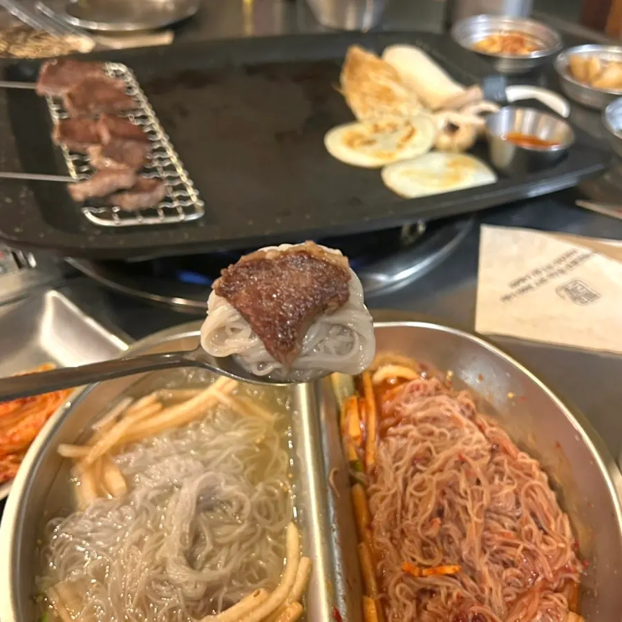 매콤달콤한 양념의 비빔냉면 부분