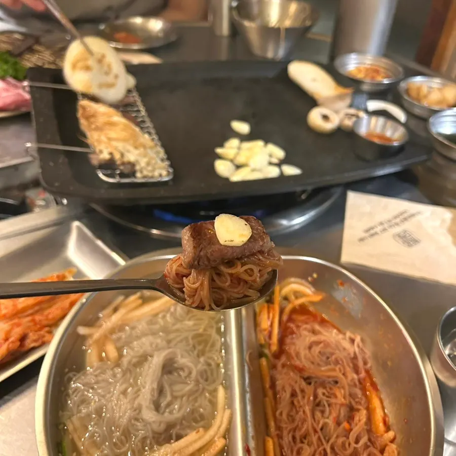 쫄깃한 면발을 들어올린 반반냉면
