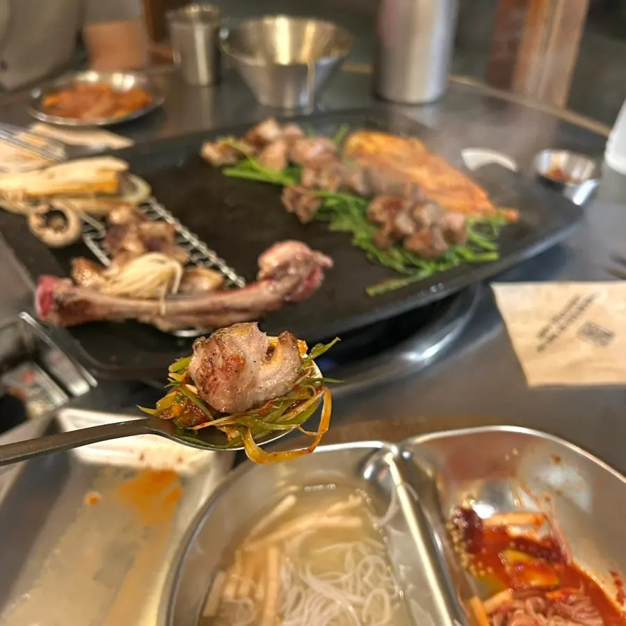콜키지 프리로 함께 즐기는 주류와 고기 상차림