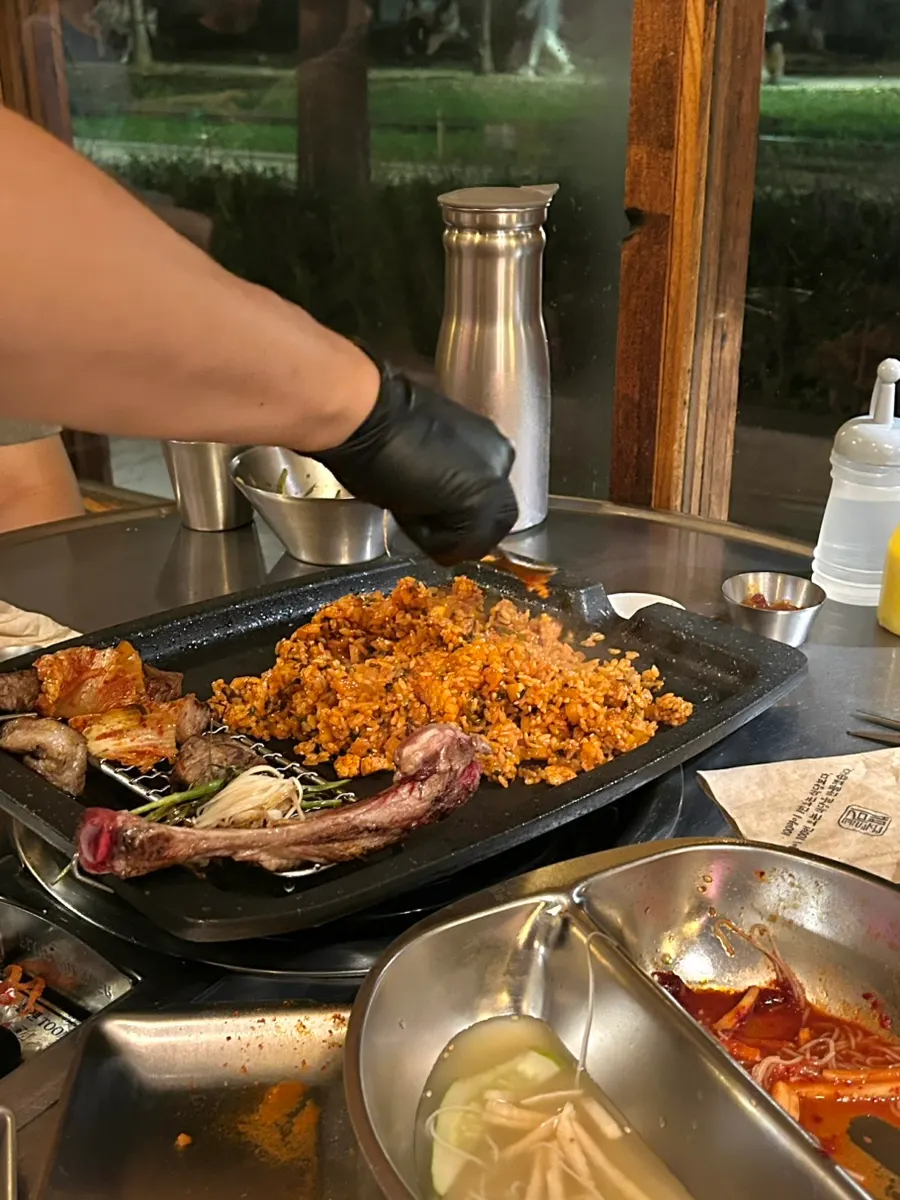 불판에 볶아지는 깍두기 볶음밥