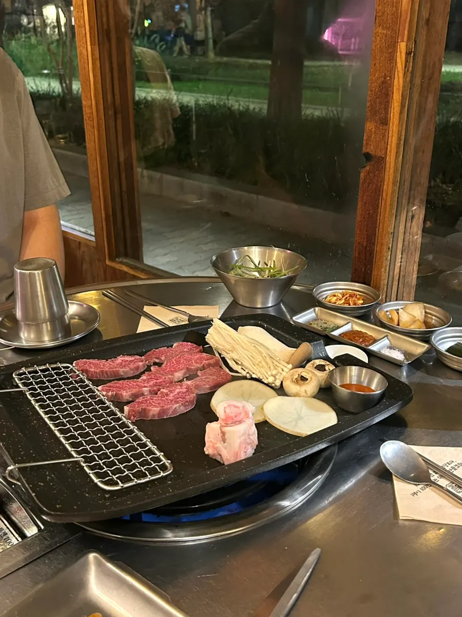 식사를 마무리한 고기꾼김춘배 홍대숲길점 테이블
