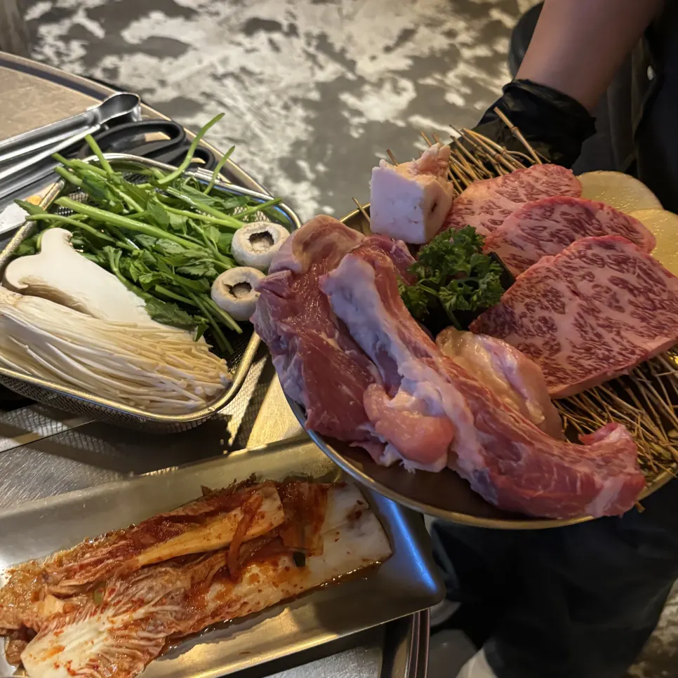 기본 반찬과 쌈 야채가 깔린 상차림