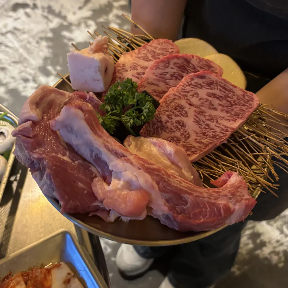 파무침과 쌈장이 놓인 고깃집 밑반찬