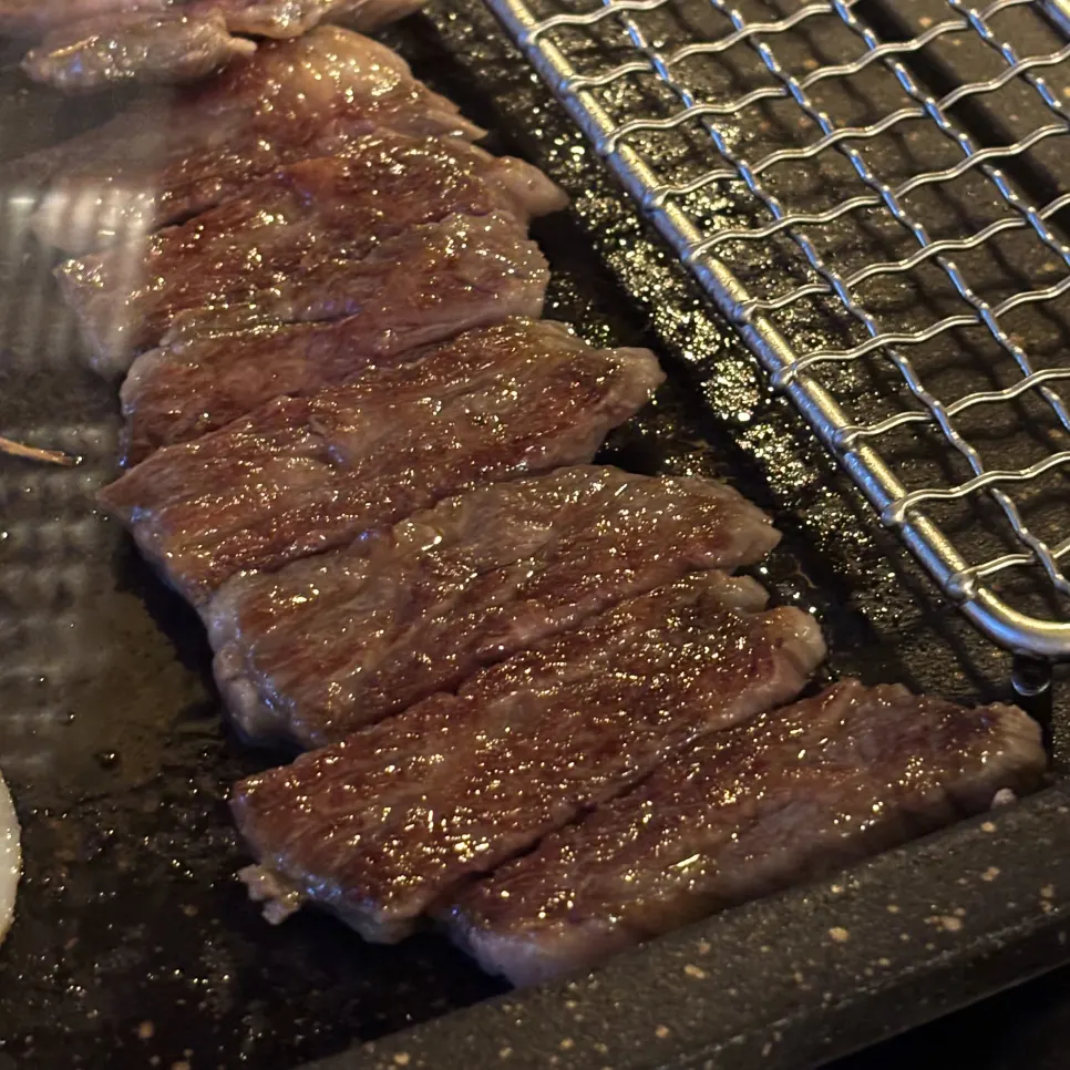 창가 자리에 차려진 고기 한상