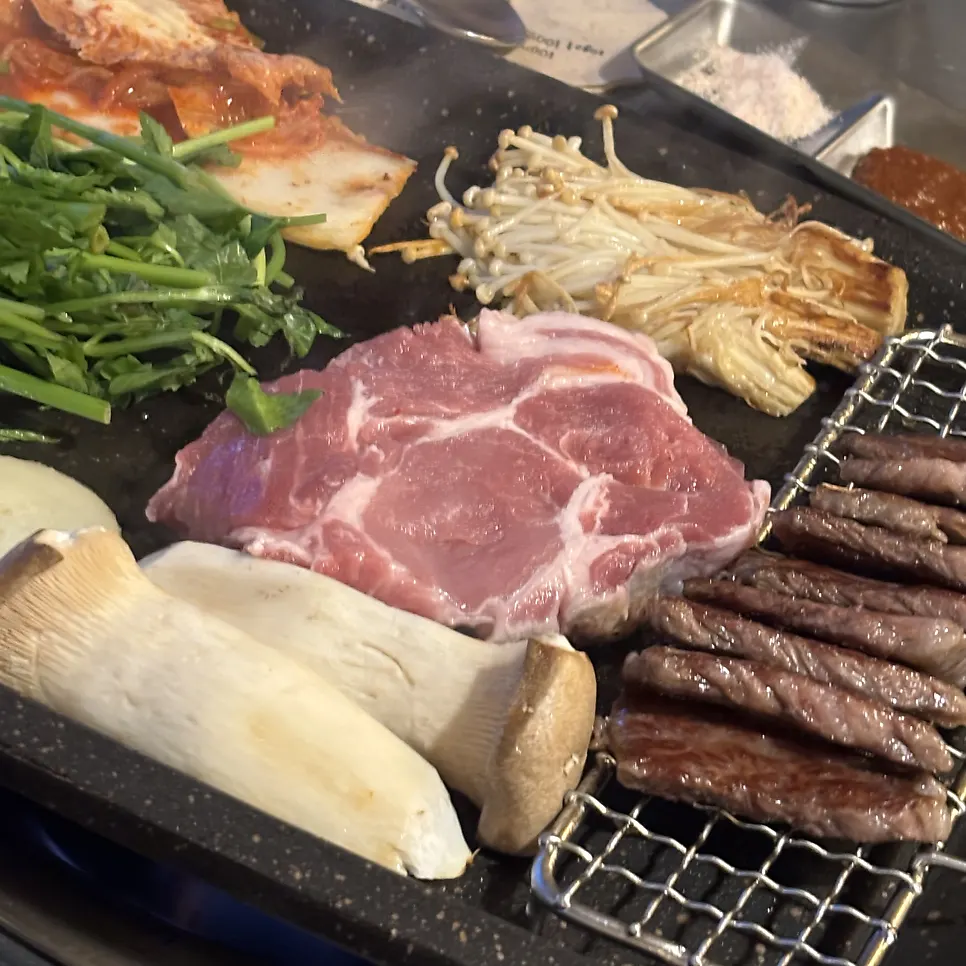 불판 위 갈비살과 목살