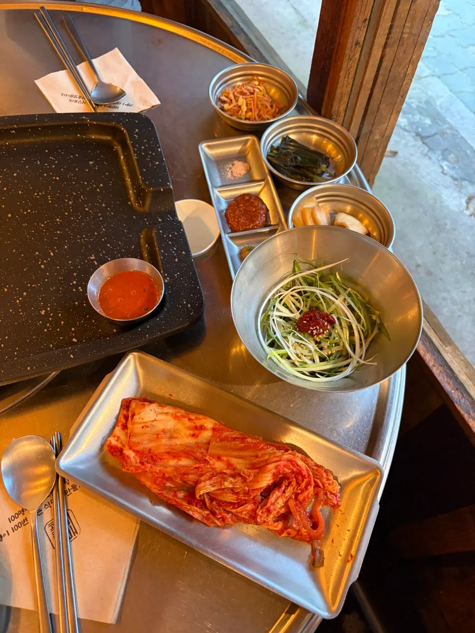 테이블에 차려진 한우 한돈 세트와 반찬