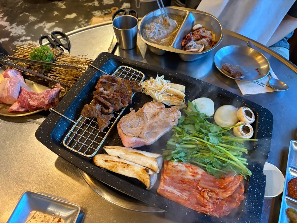 불판에 올린 한우 등심 구이