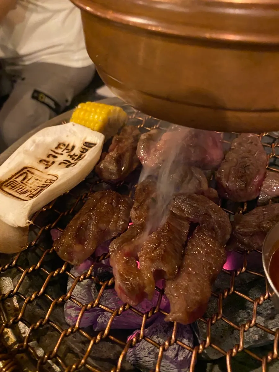 炭火の上で焼けていく韓牛サウサル