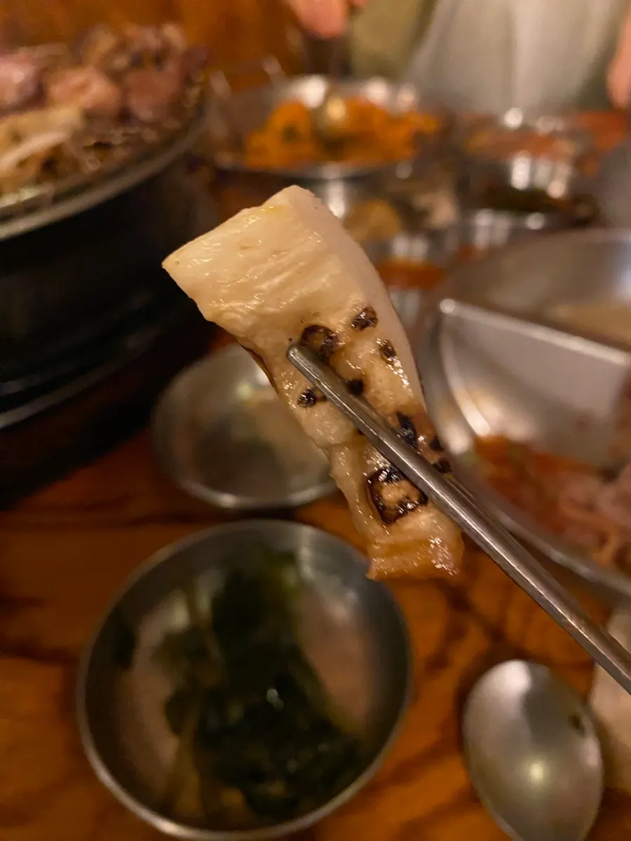 炭火で一緒に焼かれるエリンギ