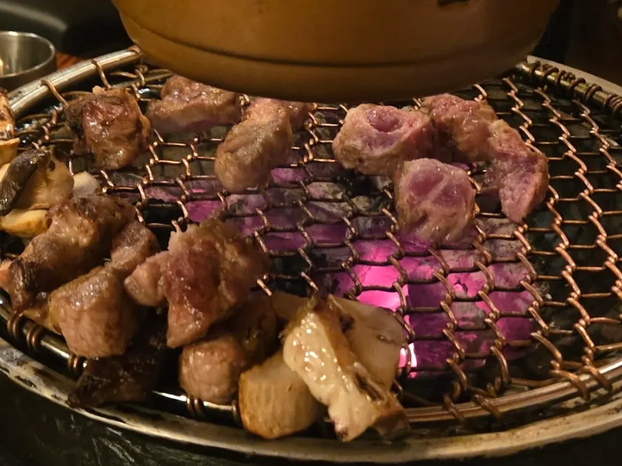 숯불에 구워진 돼지고기 클로즈업