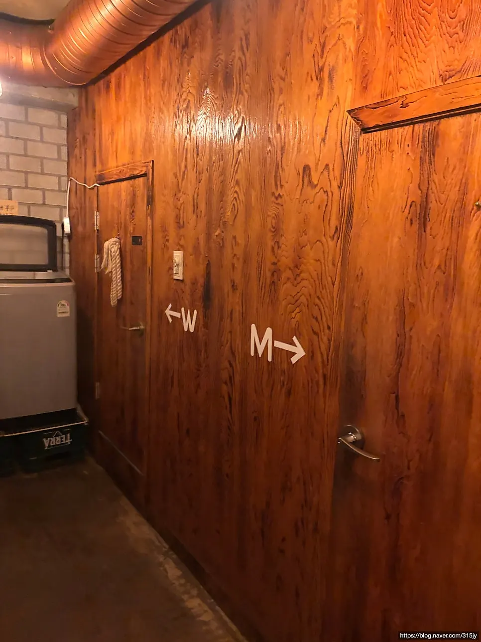 A neatly maintained restroom at the restaurant