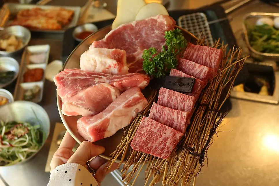 투뿔한우 한돈 2인 600g 세트 고기 접시