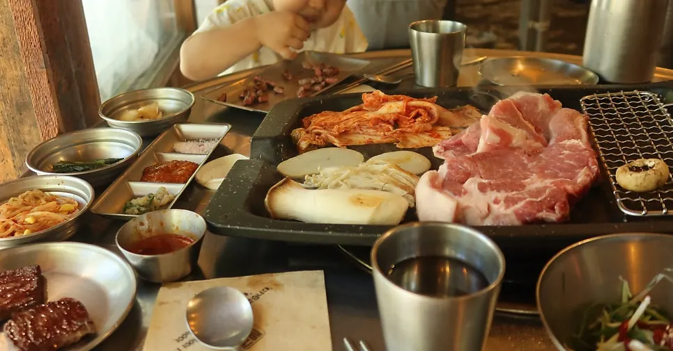 불판 위 돼지 갈비살과 목살