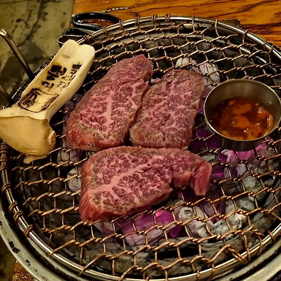 불판에 올린 한우와 한돈 2인 세트