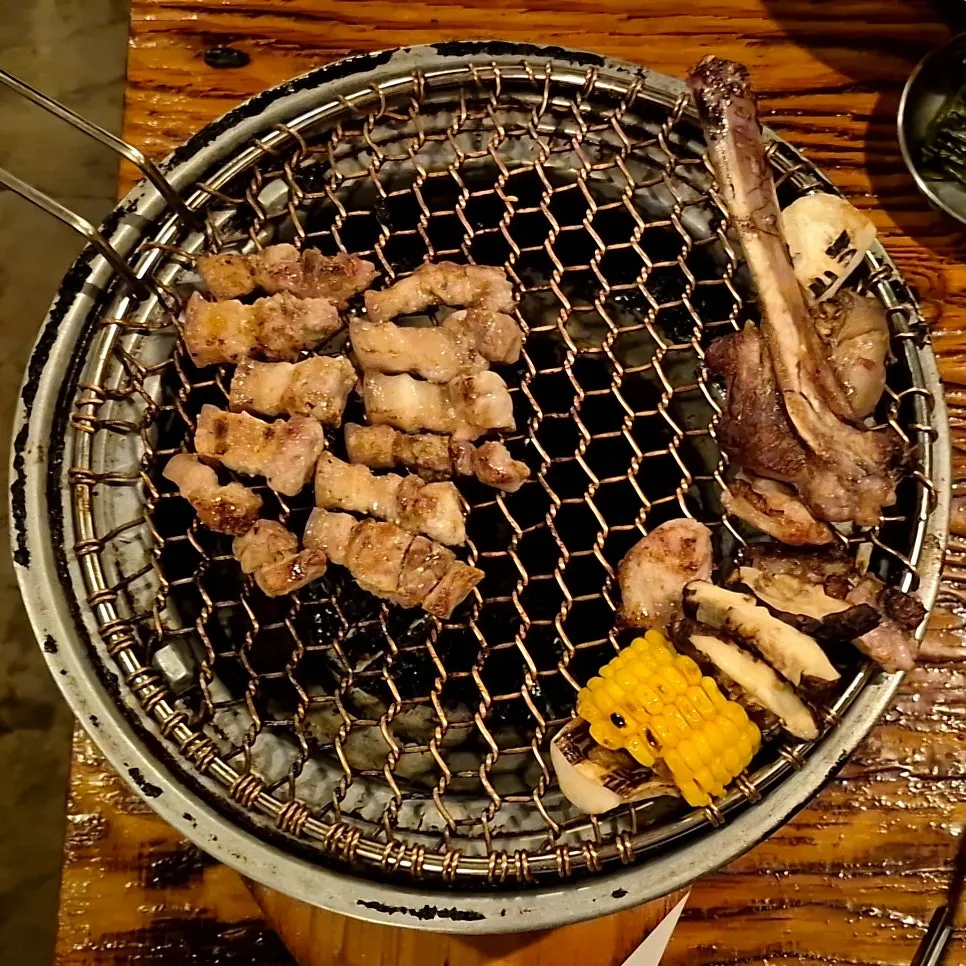 쌈과 곁들임에 올린 고기 한 점