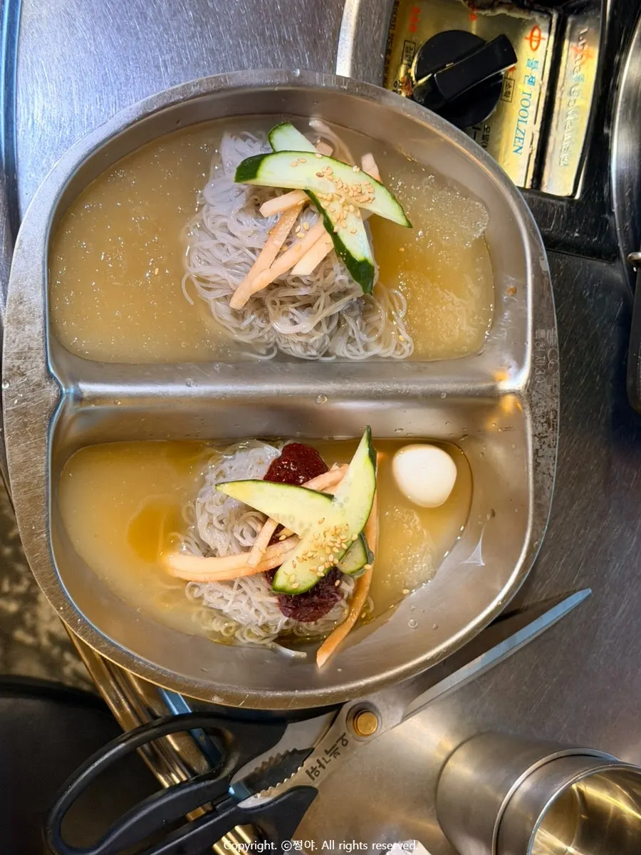 Half-and-half naengmyeon with both water and bibim noodles