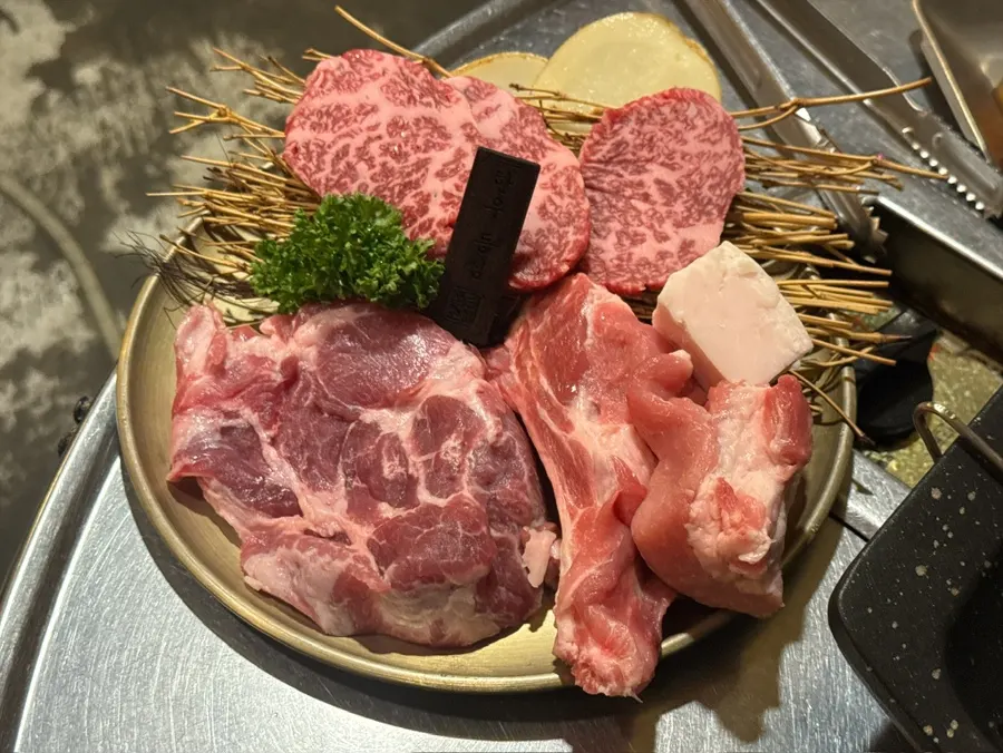 Raw beef and pork set for two 600g on a plate
