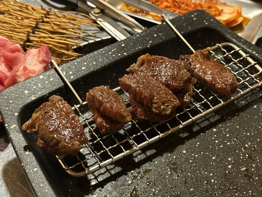 Well-grilled beef skirt placed on a serving stand