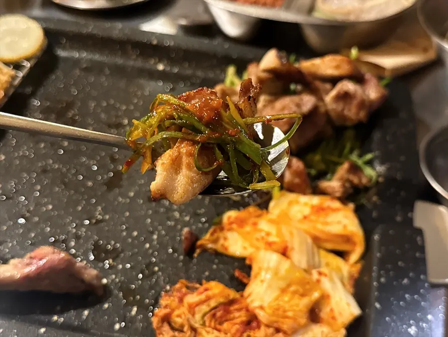 Grilled meat eaten together with shredded scallions