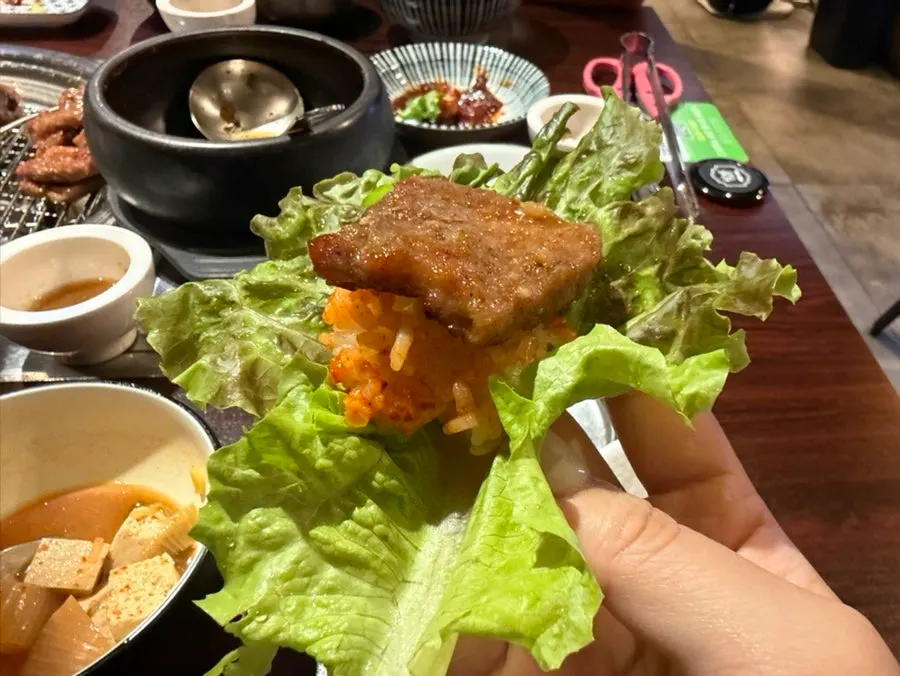Final lettuce wrap with rice and pork neck ribs