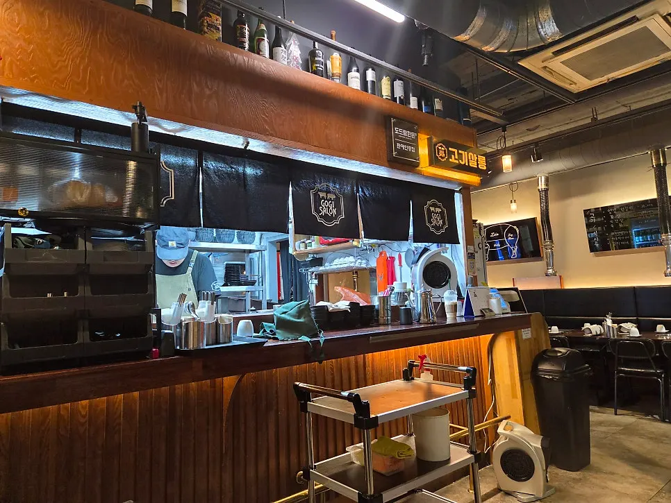 肉沙龍店內座位全景